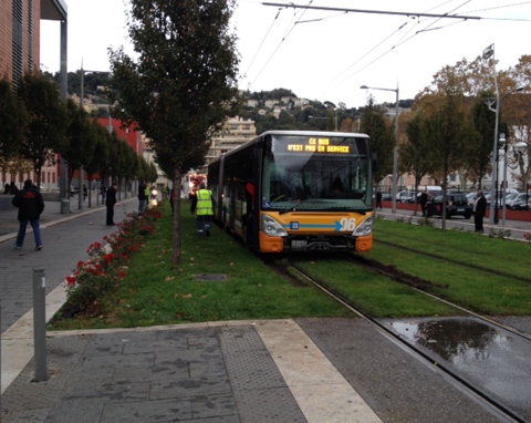 Bus embourbé et tram perturbé: mardi a été compliqué à Nice - Nice ...