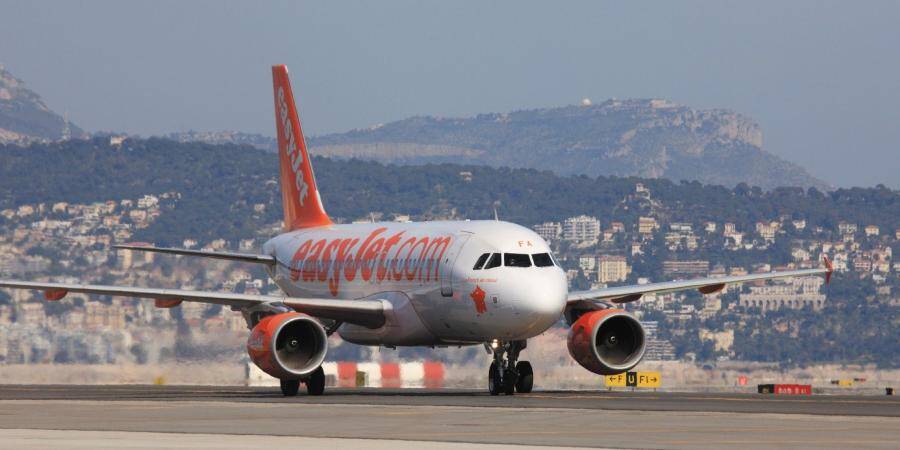 Une Maman Et Son Bebe Debarques D Un Vol Nice Paris Nice Matin
