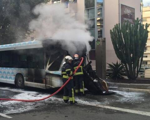 Un bus prend feu à Cannes - Nice-Matin