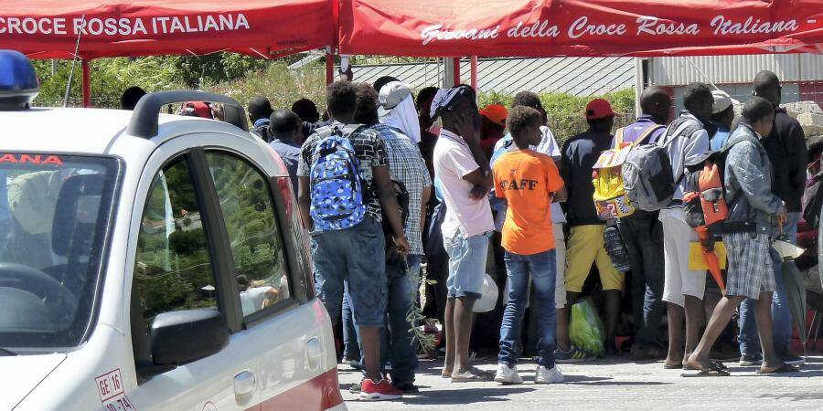 Baskets Nike, séchoir, vêtements une drôle de vente éphémère de colis  perdus se tient dans cette commune des Alpes-Maritimes - Nice-Matin