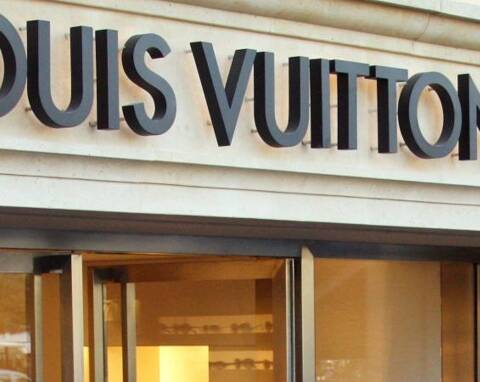 Trop pressée pour payer, elle vole un débardeur Vuitton à