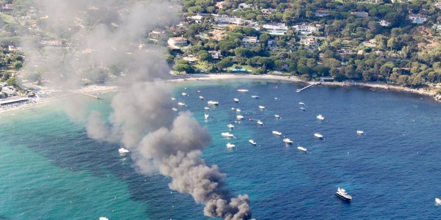 PHOTOS et VID OS. Un bateau de 20 m tres en feu Pampelonne Var