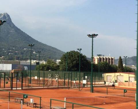 Court De Tennis Arbres Et Montagnes Autour Du Court De Tennis Dans