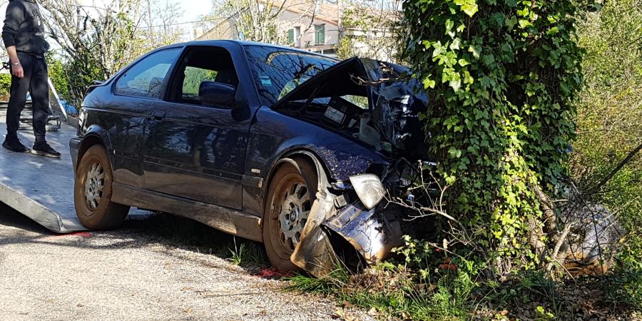 Elle Perd Le Controle De Sa Voiture Et Percute Un Arbre Deux Enfants Ejectes Sous La Violence Du Choc Var Matin