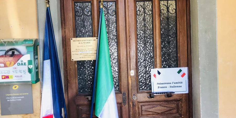 Le drapeau italien hiss en signe de solidarit au fronton de