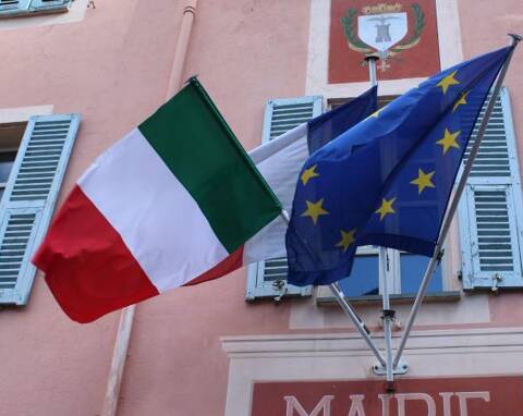 Le drapeau italien hissé en signe de solidarité au fronton de