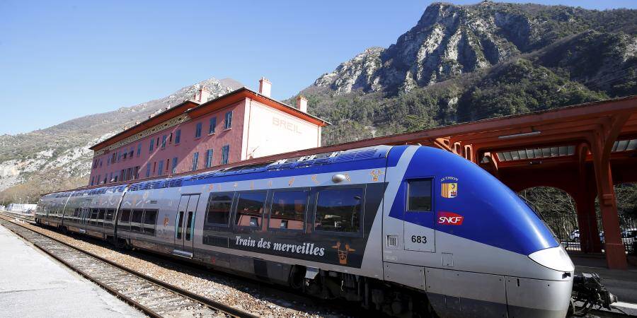 Une cha ne humaine pour d fendre la ligne ferroviaire Nice Breil