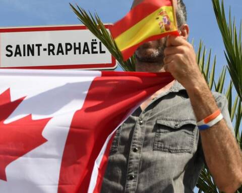 Saint-Raphaël: le maire offre des drapeaux français aux habitants