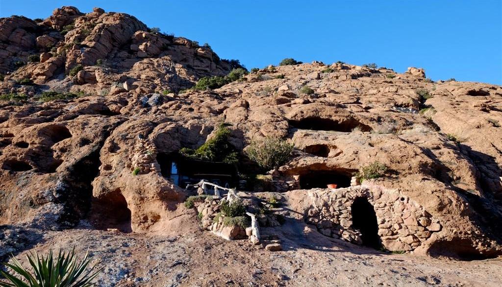 Après 50 ans de vie troglodyte, l'ermite de Roquebrune n'est pas si seul au  monde - Var-Matin