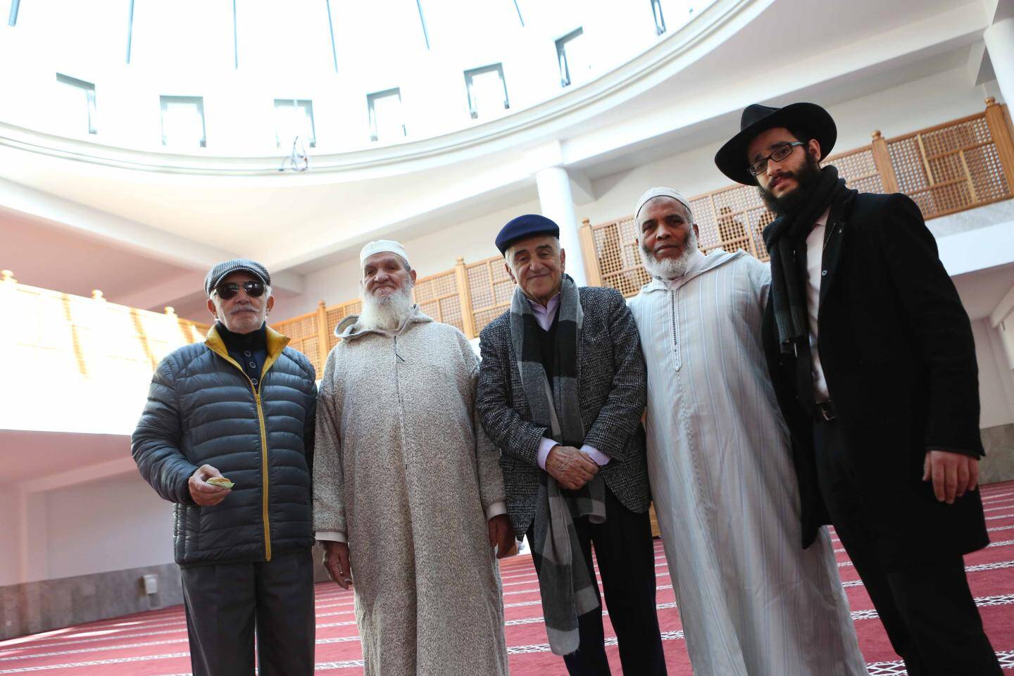 Rencontre entre communautés avec ici la visite de Gabriel Aymard et du Rabbin Méïr Altabé accueillis par l’Imam Medhi et Driss Maaroufi.