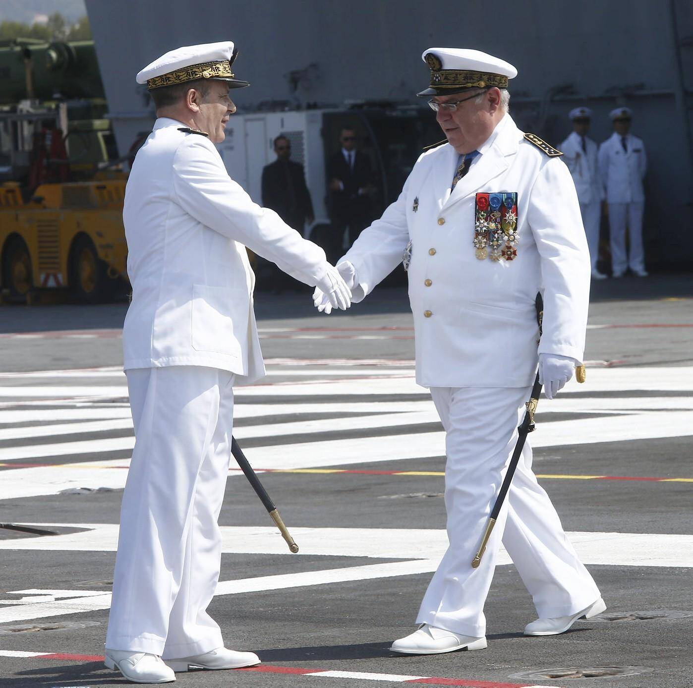 L’amiral Prazuck (à gauche) prend la relève. L’amiral Rogel (à droite) rejoint le président de la République.
