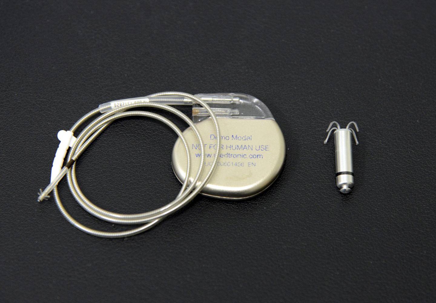 La pose de ce petit pacemaker ne nécessite aucune intervention chirurgicale invasive.