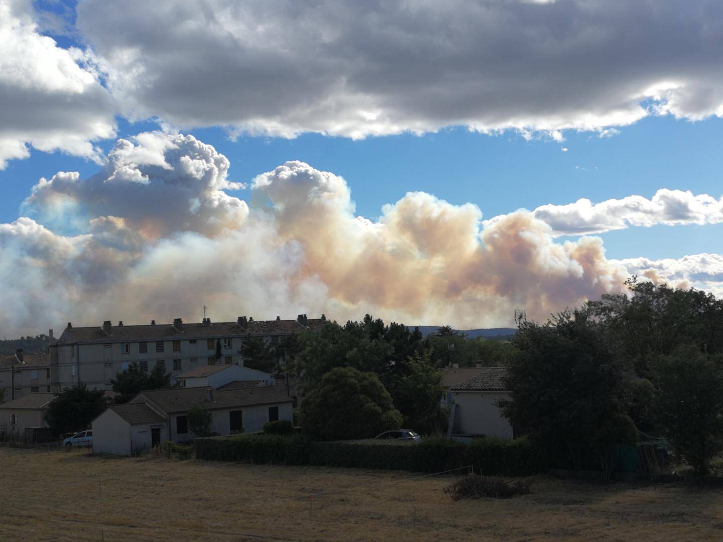 Avis Sur Et Le Ciel S'assombrit Vos photos de la fumée qui assombrit le ciel varois après l'incendie