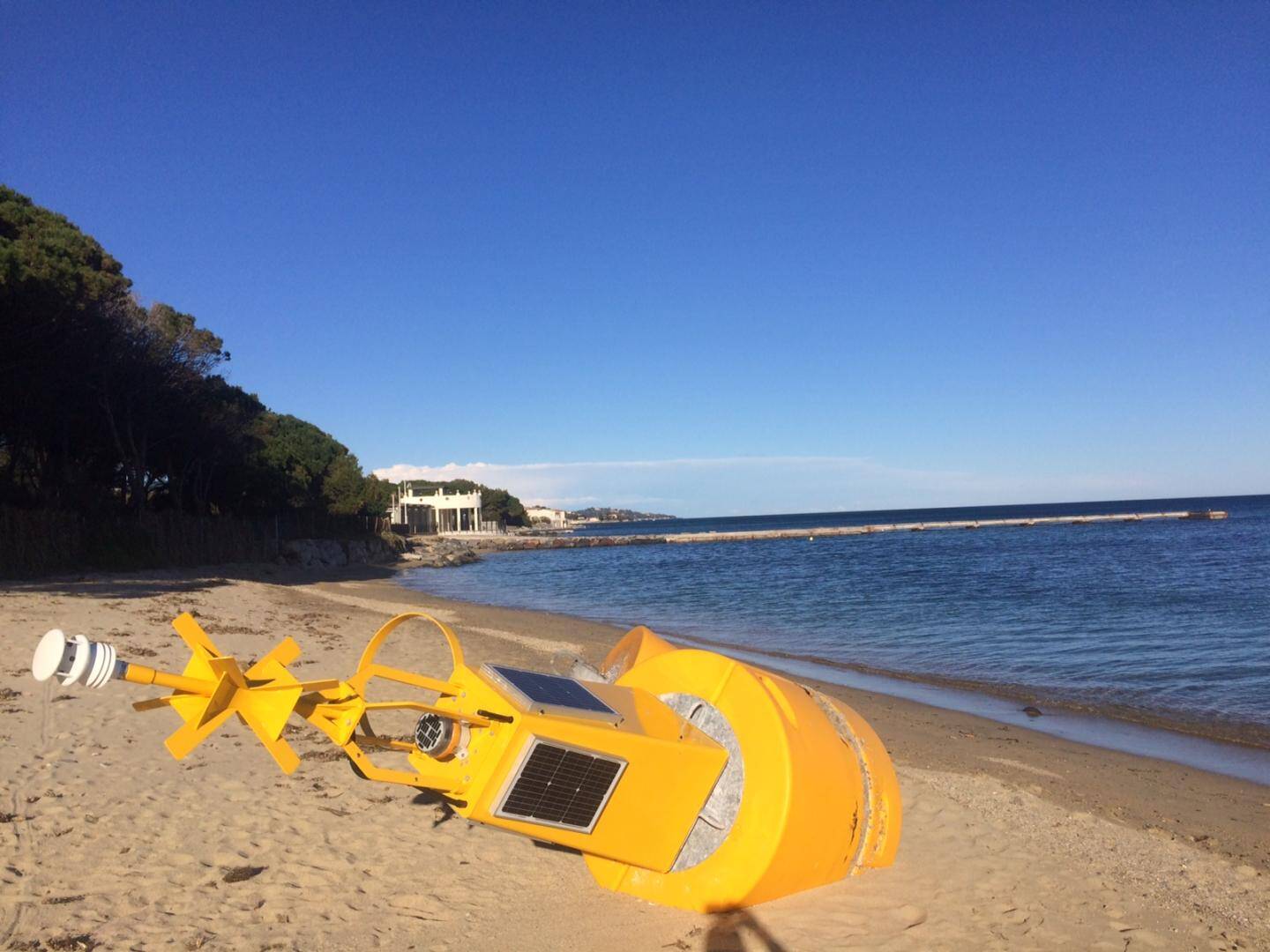 Une bouée de station météo s'échoue sur une plage de Grimaud - Var-Matin