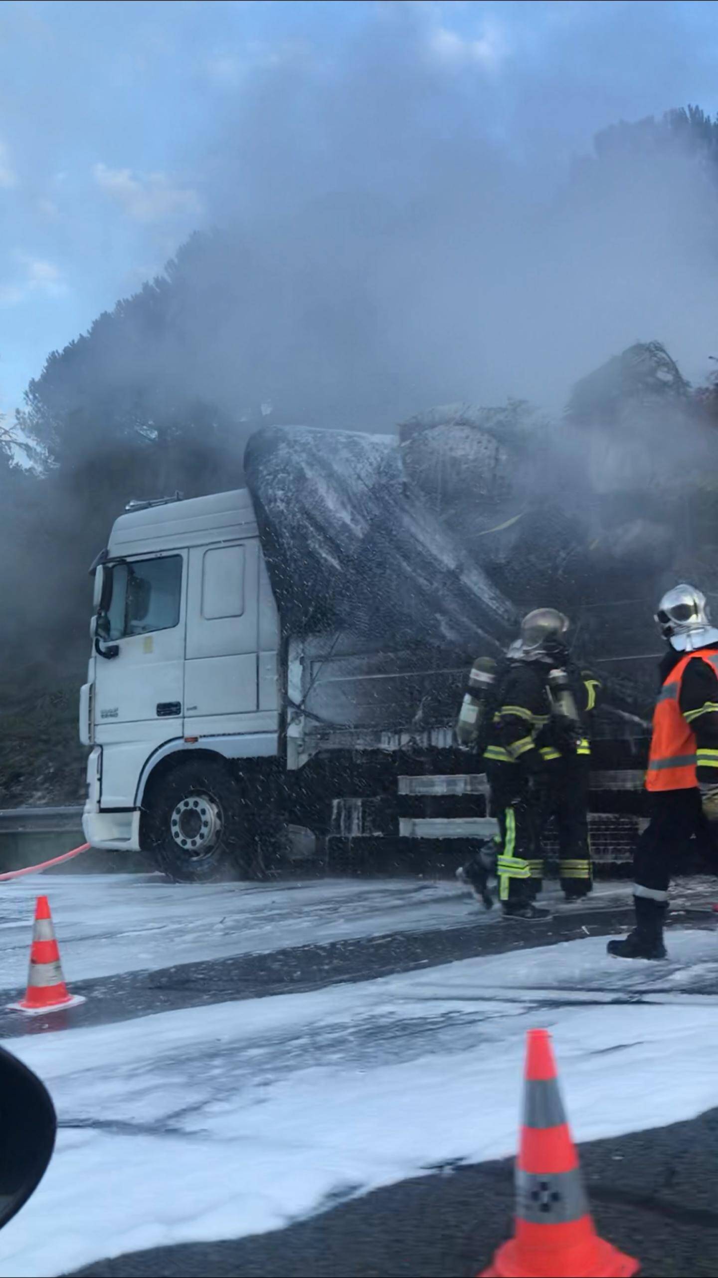 PHOTOS. Un camion prend feu sur l'A8 VarMatin PHOTOS. Un camion prend feu sur l'A8 VarMatin