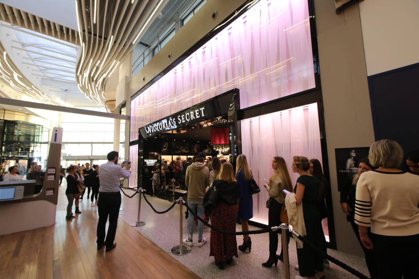 C'est le grand jour! Découvrez à quoi ressemble le magasin Victoria's