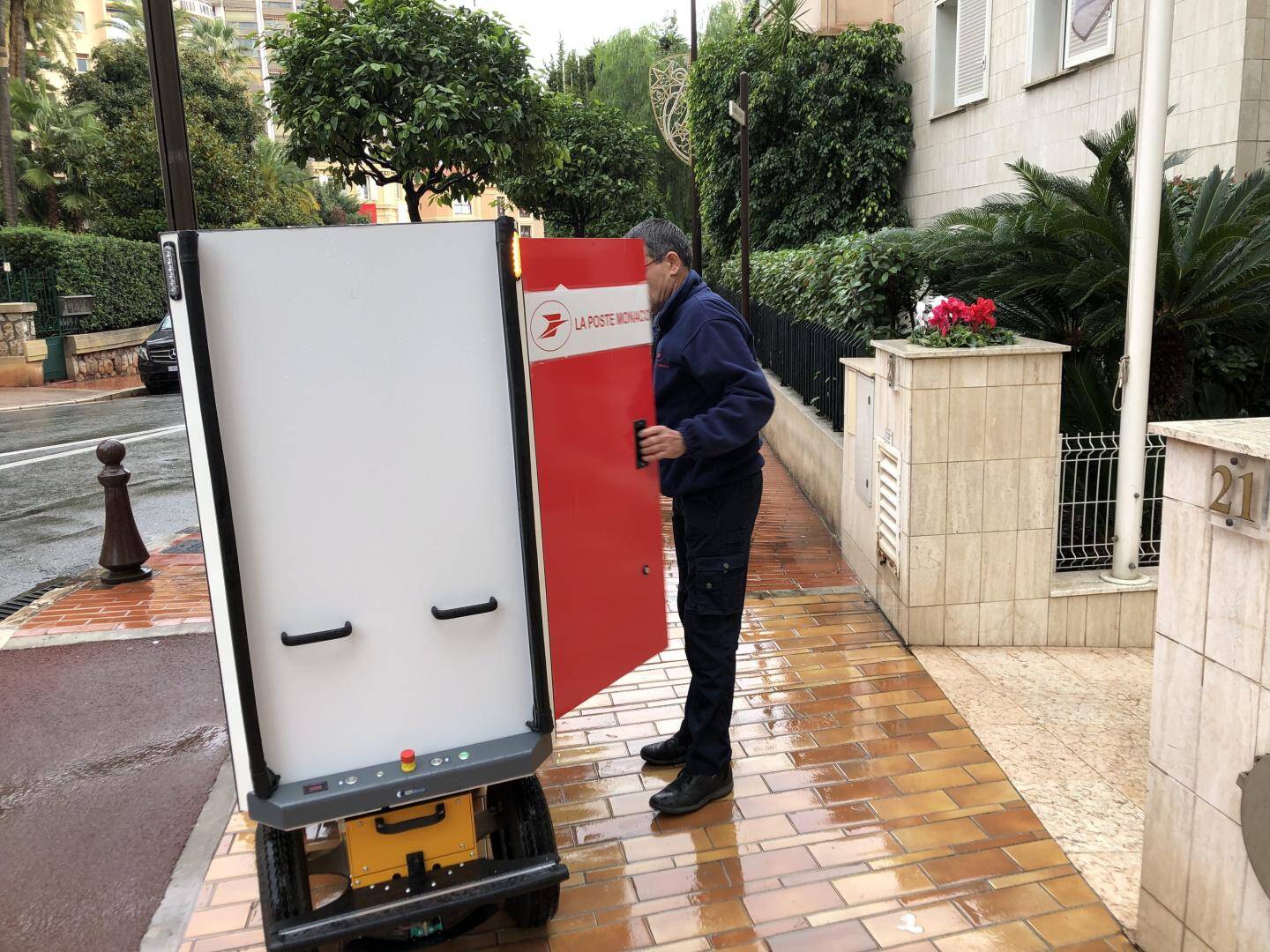 La Poste de Monaco teste un robot qui aide les facteurs NiceMatin