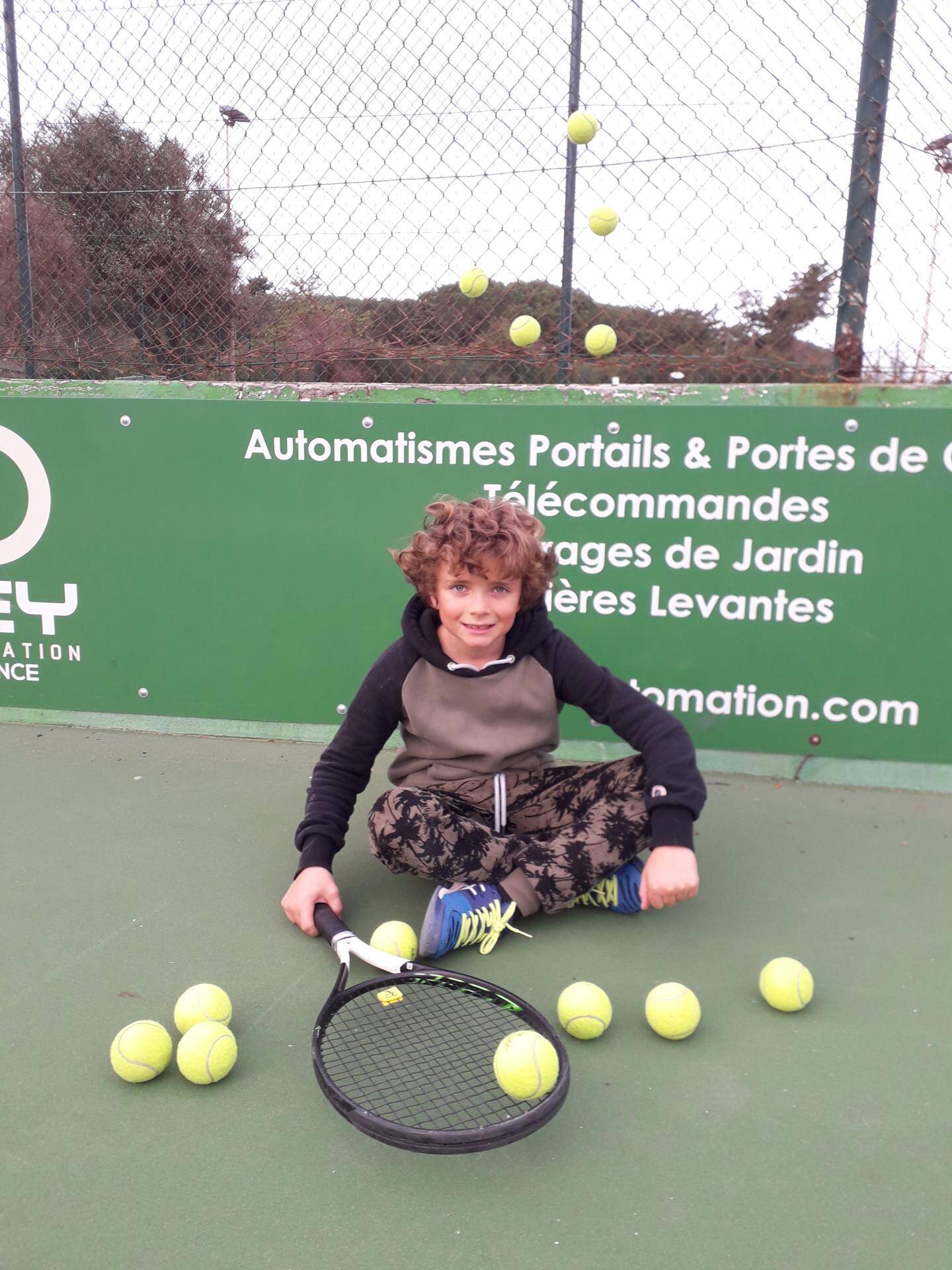 Charles, jeune espoir talentueux du tennis club VarMatin