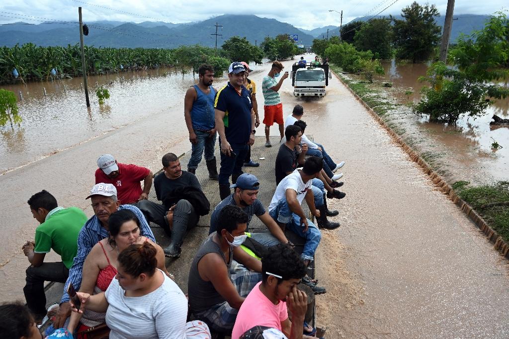Des habitants évacués par camion après le passage de l'ouragan Eta, le 6 novembre 2020 à El Progreso, au Honduras