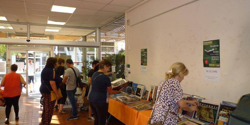 Espace Albert Camus La Valette Du Var Braderie littéraire et livres à 1 e à la médiathèque Albert-Camus - Var