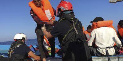 Un navire financé par l'artiste Banksy secourt 89 migrants en Méditerranée
