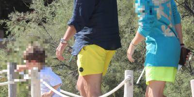 Bain de soleil en famille pour Patrick Bruel à Pampelonne