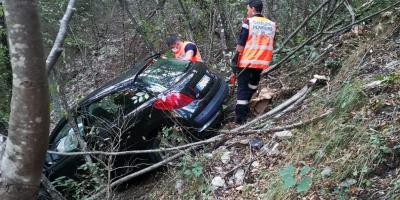 Une conductrice fait une impressionnante sortie de route