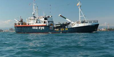 En route vers Marseille, le navire humanitaire Alan Kurdi a finalement accosté dans un port italien