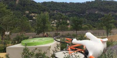 Au Broc, les rafales de vent font tomber la statue de Totor à vélo