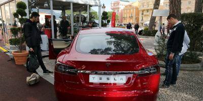 Tesla veut réduire de moitié le coût des batteries de ses véhicules électriques