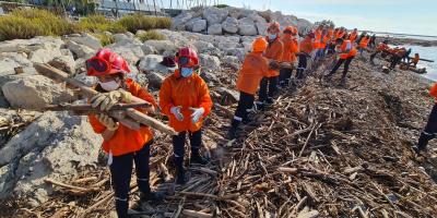 Les jeunes sapeurs-pompiers ramassent le bois à Saint-Laurent-du-Var après le passage de la tempête Alex