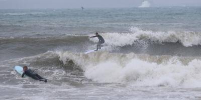 VIDEO. Des dizaines de surfeurs bravent la tempête au Cap d'Antibes