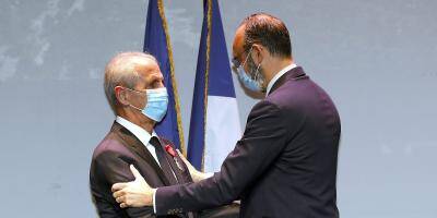 Hubert Falco reçoit la légion d'honneur des mains d'Edouard Philippe