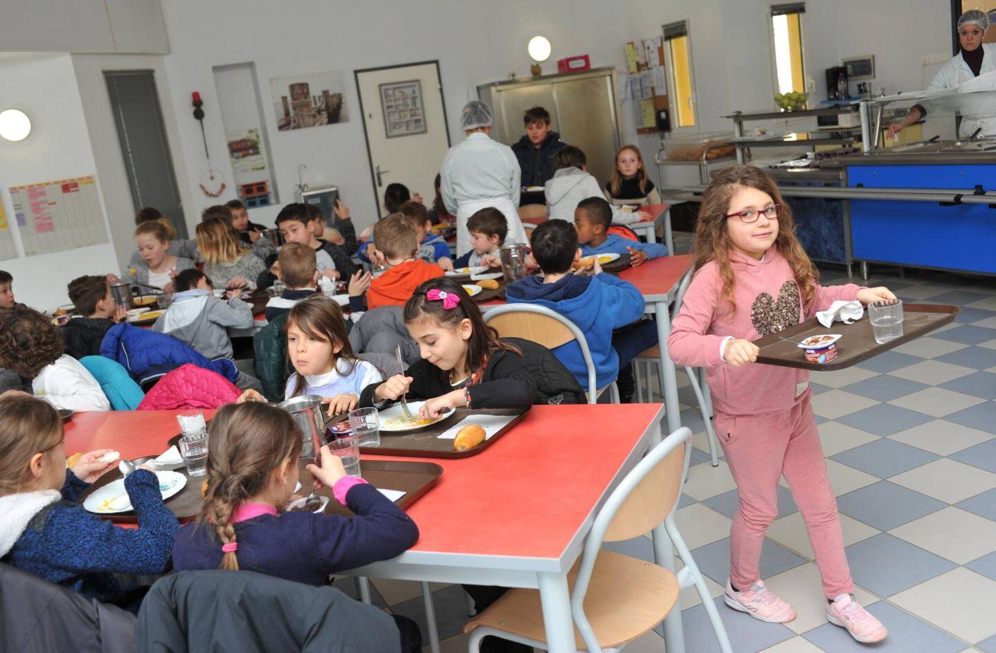 Le self de l'école des Arènes dirigée par Pascale Arzilli (238 enfants, 10 classes) est convivial, chaleureux, avec une salle pas trop grande et lumineuse.