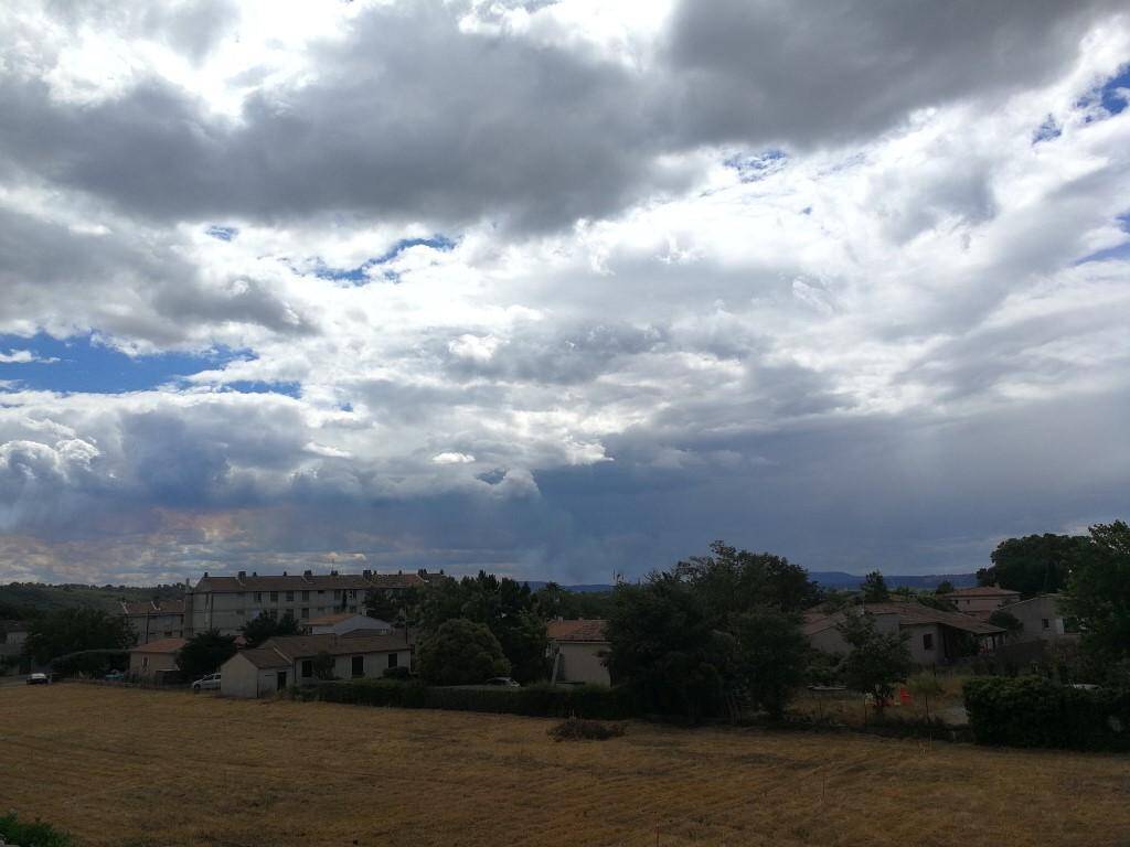 Et Le Ciel S'assombrit Vos photos de la fumée qui assombrit le ciel varois après l'incendie