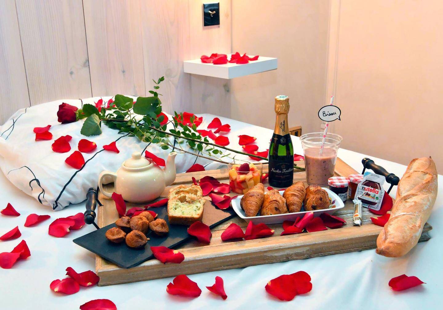 Petit Dejeuner Livre Chez Vous Survol De Monaco En Helicoptere Soiree De Gala Voici Nos 6 Bons Plans Pour Reussir Votre Saint Valentin En Principaute Monaco Matin