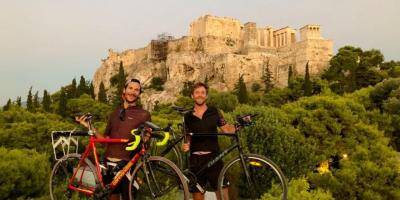Ils ont réussi leur pari fou, ces deux Cannois sont allés à Athènes à vélo