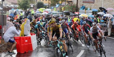 Kristoff premier maillot jaune, chutes en série, train des Pignes... Ce qu'il faut retenir de la première étape du Tour de France