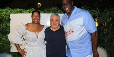 PHOTOS. La légende Magic Johnson joue le jeu des selfies et des autographes à Antibes