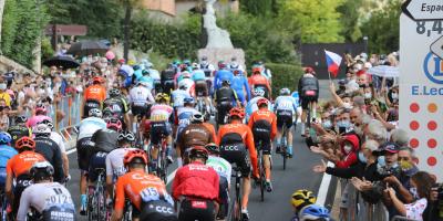 Tour de France: aucun coureur positif au coronavirus, le peloton repart au complet