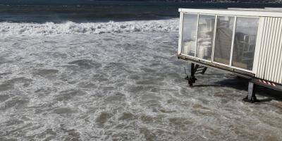 Au lendemain du passage de la tempête Alex, la houle a encore frappé les plages cannoises