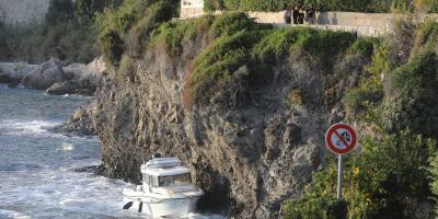 PHOTOS. Un bateau échoué entre le Cap Rognoso et la pointe des Douaniers à Cap-d'Ail