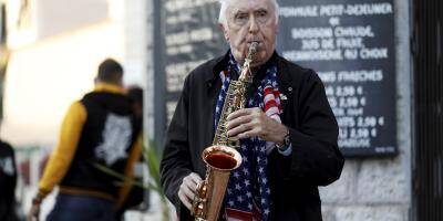 Ce Niçois joue du saxophone tous les jours dans son quartier pour redonner de l'espoir aux riverains