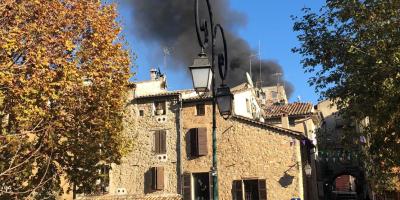 VIDEO. Un véhicule utilitaire prend feu au milieu du village de Valbonne