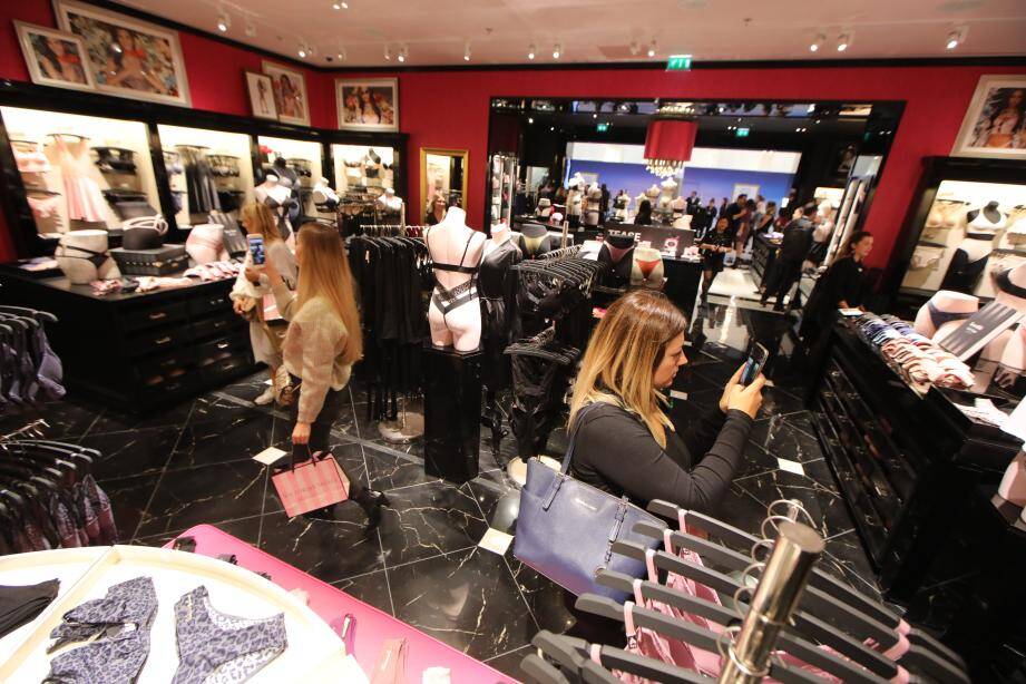 C'est le grand jour! Découvrez à quoi ressemble le magasin Victoria's Secret qui ouvre ce C'est le grand jour! Découvrez à quoi ressemble le magasin Victoria's Secret qui ouvre ce