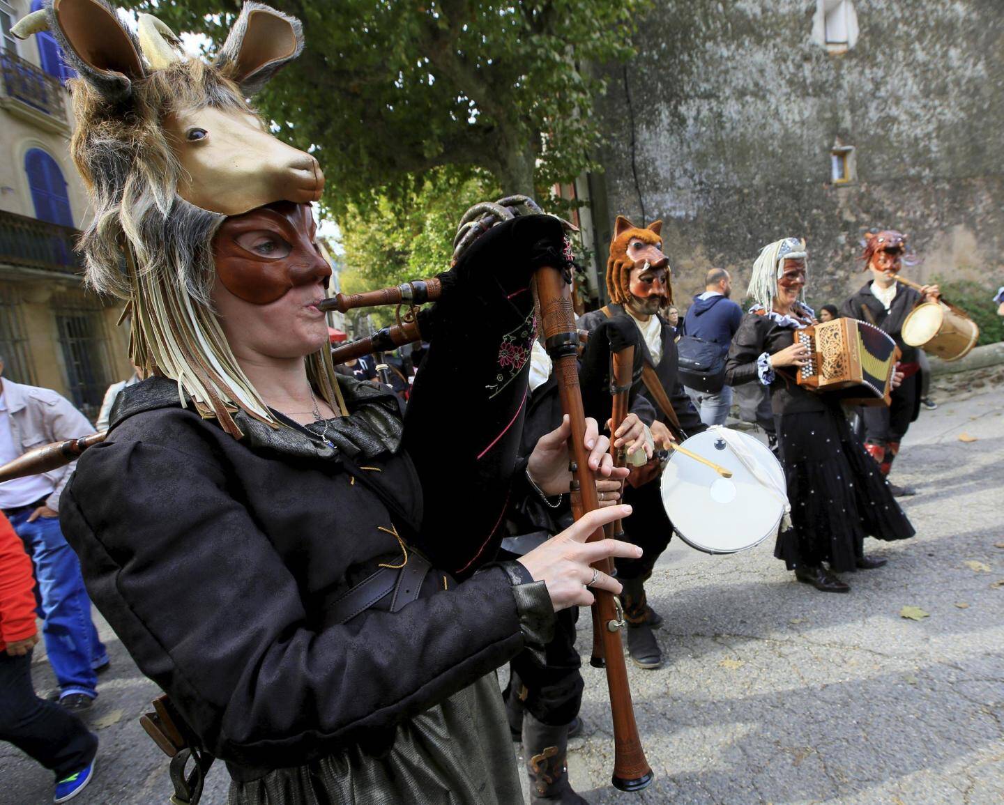 PHOTOS. Plus de 15.000 personnes ont fêté la châtaigne à Collobrières VarMatin PHOTOS. Plus de 15.000 personnes ont fêté la châtaigne à Collobrières VarMatin