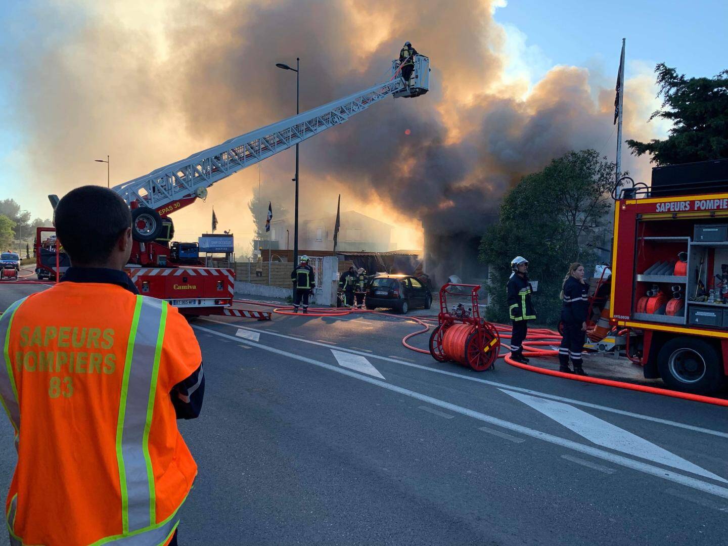 PHOTOS et VIDÉOS. Incendie dans un magasin de matériel nautique à SixFours VarMatin PHOTOS et VIDÉOS. Incendie dans un magasin de matériel nautique à SixFours VarMatin