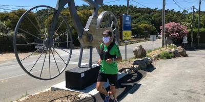 Il fait une course pédestre en portant un masque à Eze