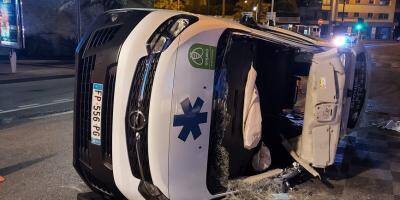 Trois personnes blessées dans un spectaculaire accident entre une ambulance et une voiture