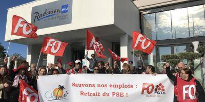 Les salariés d'un hôtel 5-étoiles de Cannes manifestent pour sauver leurs emplois